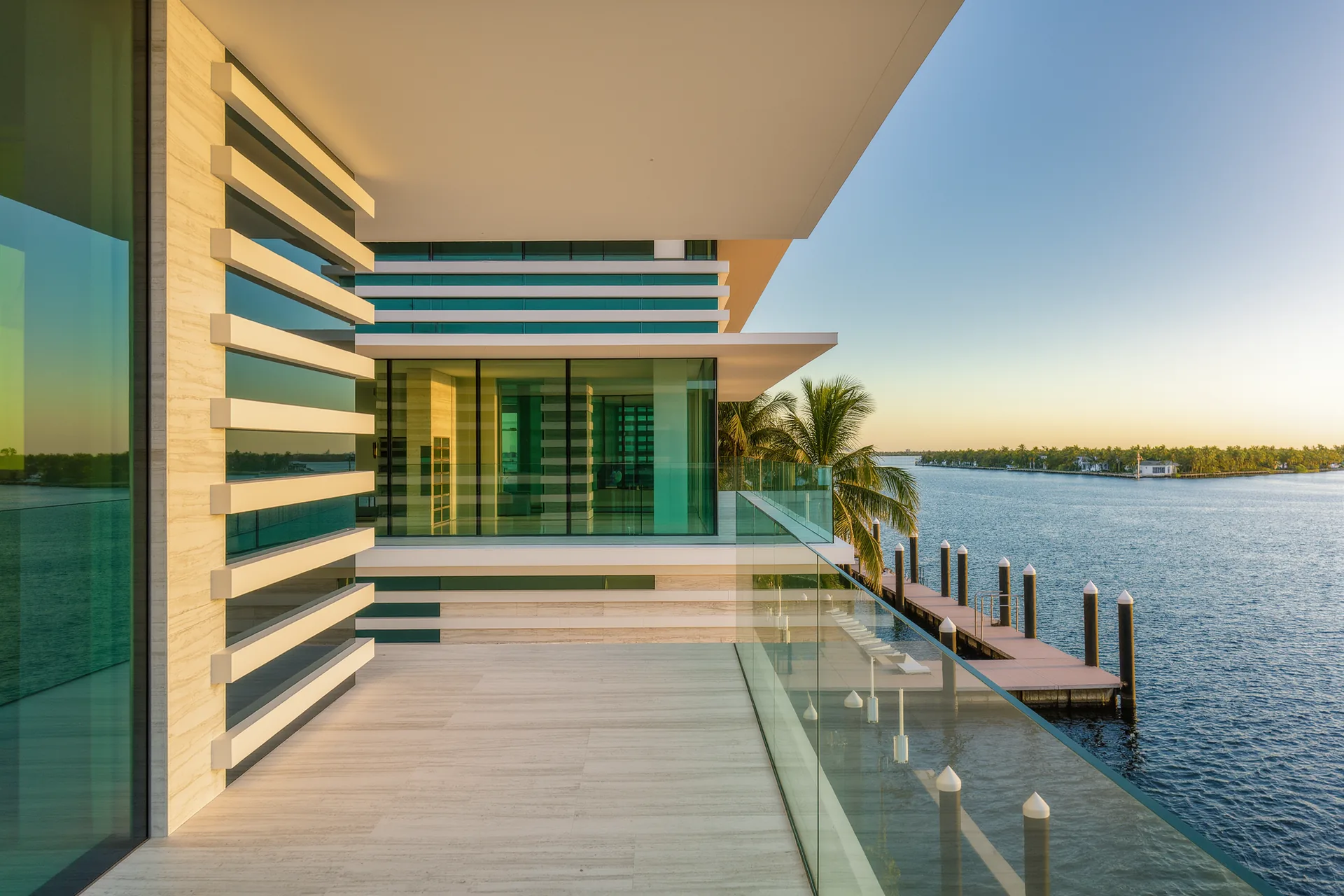 Luxusleben in Miami: Golfplätze, Yachthäfen und Strandnähe genießen